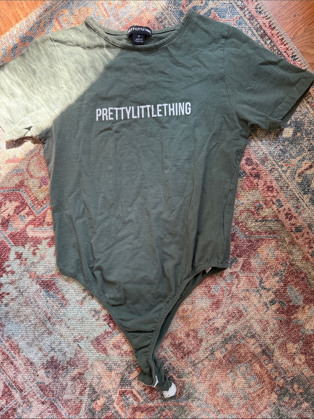 PrettyLittleThing Olive Green Logo Short Sleeve Bodysuit